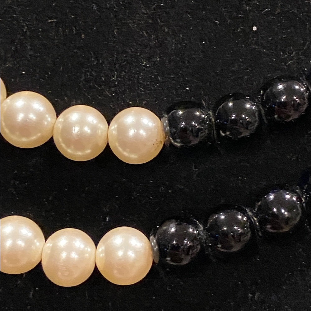 Elegant Glass Pearl and Black Glass Bead Necklace with Green Eyed Panther Clasp - Picture 5 of 9
